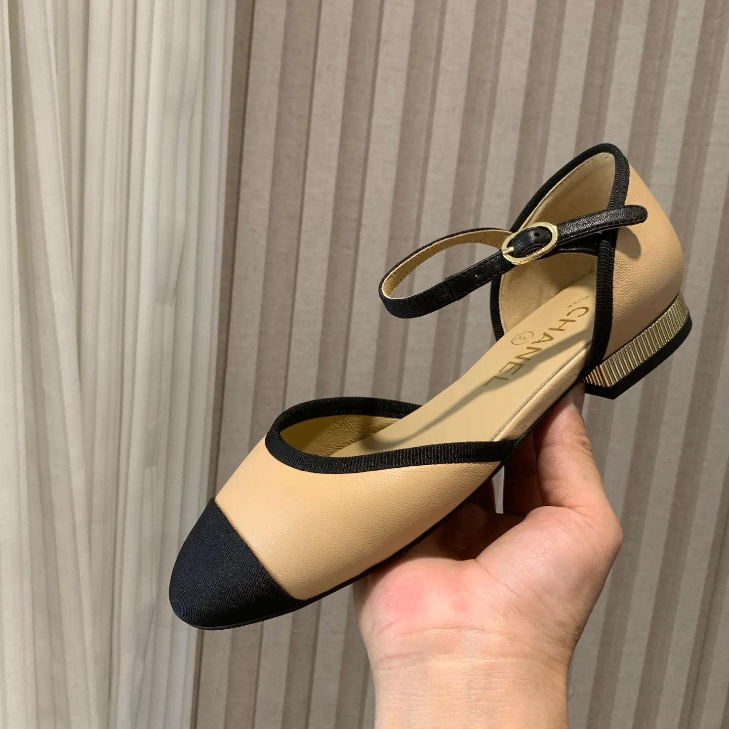 👟👟Ex-factory price 520👟👟 🍀Chanel Xiaoxiang 25ss early spring new model, diamond pattern, thick heel Mary Jane shoes, retro French elegance, full of high-end sense, diamond hollow Mary Jane sandals, a very popular pair of sandals recently! The exposed-leg design directly lengthens your legs! Very white fairy style. A complete interpretation of French romance! Soft and delicate, the foot feels 100% comfortable, beautiful and ultra-feminine at the same time, ▪Fabric: Made of original imported cowhide ▪Inner foot pad: sheepskin ▪Sole: Original customized Italian leather outsole ▪Size: 35-39 (40 41 custom-made, non-refundable) 👉